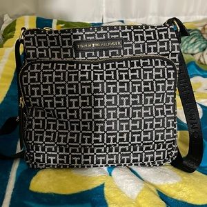 Tommy Hilfiger trendy, crossbody purse, an excellent condition